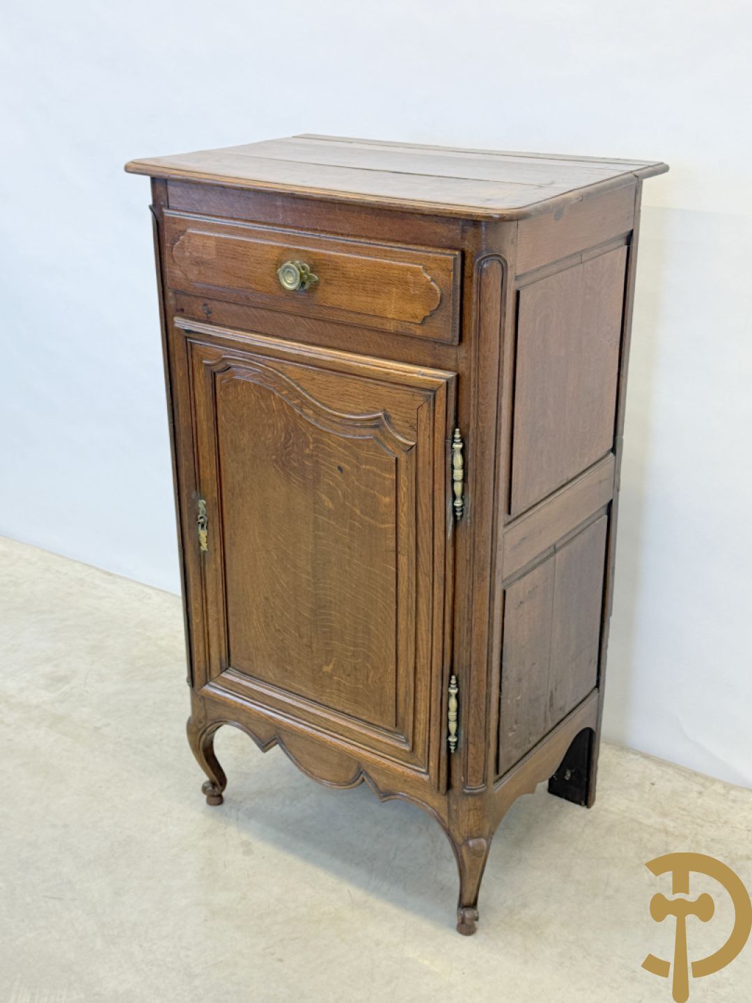 Massief eiken Franse confiturier met deur, lade, afgeronde zijkanten en voluutvormige poten