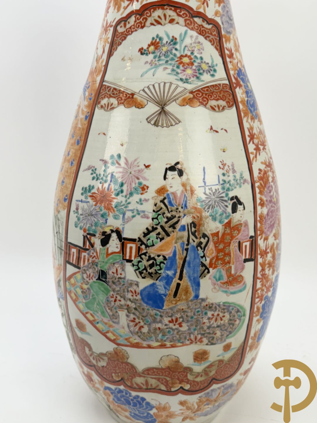 Paar Japanse porseleinen waaiervazen met bloemen en geanimeerd decor