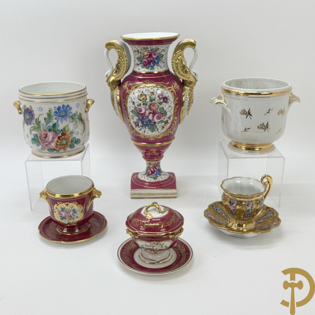 Handbeschilderde porseleinen siervaas met bloemenbeschildering en sfinxen + paar porseleinen cachepots met bloemendecor + 3 porseleinen  kopjes en schoteltjes