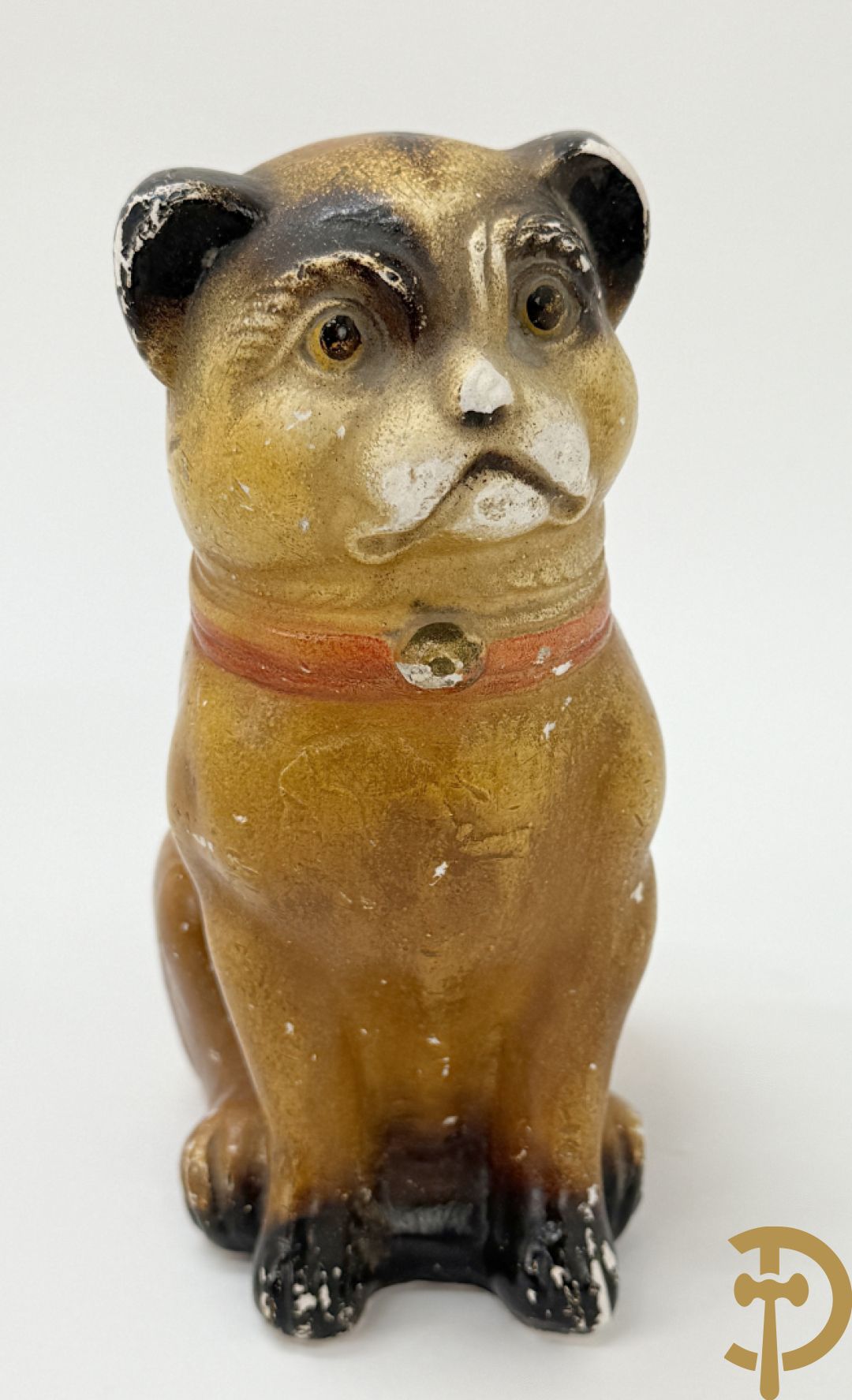 Gietijzeren Engelse hond + spaarpotten van gietijzeren varken, gipsen hond en gietijzeren kachel + verzamelobjecten Sphinx en Selles + koperen waterkraan