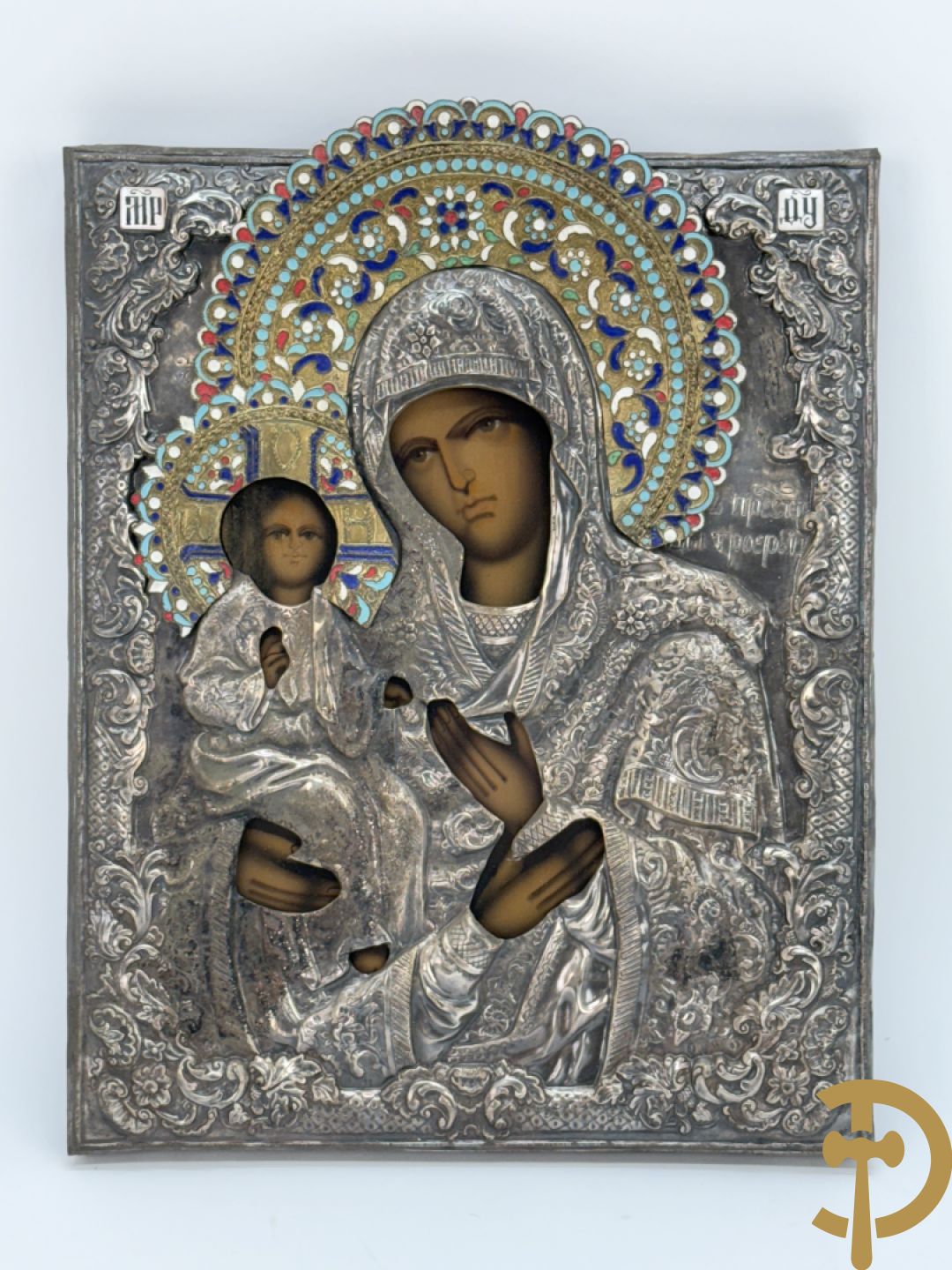 Ikoon met voorstelling van Madonna met kind en verzilverde rizza bezet met email