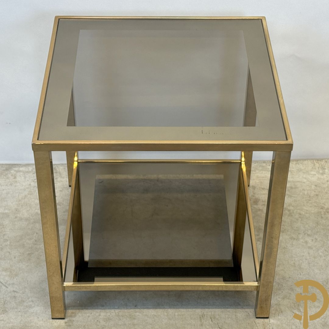 Paar koperen bout de canapé bijzettafels met afgeboord fumé/spiegelglas