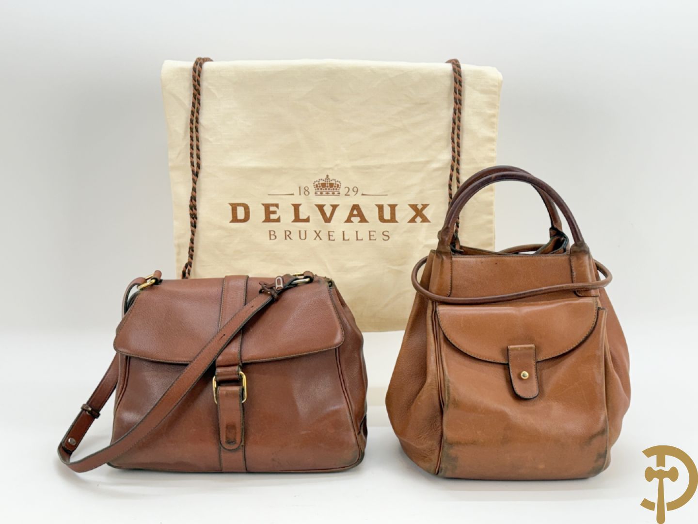 Bruin lederen handtas Delvaux + cognac lederen schoudertas Equivoque Delvaux