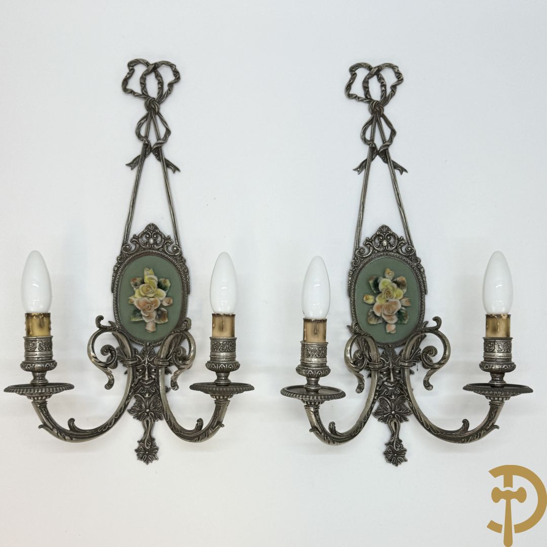 Paar verchroomde bronzen twee-armige applieken met porseleinen bloemen bezet