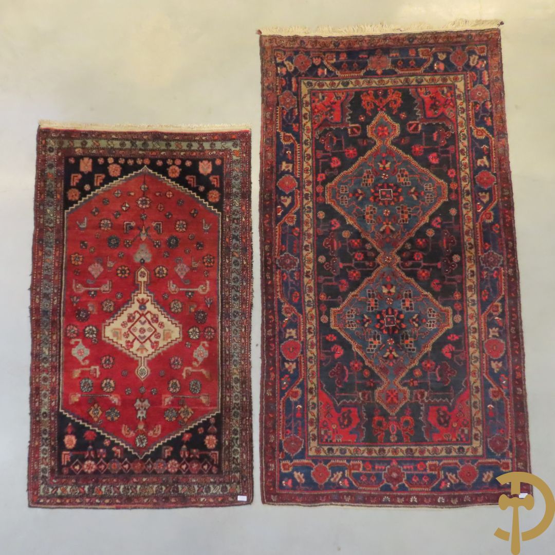 Oosterse handgeknoopt tapijt met geometrische motieven op blauwe fond Malayer + Oosters handgeknoopt tapijt met bloemenpatronen rode fond Kashkay