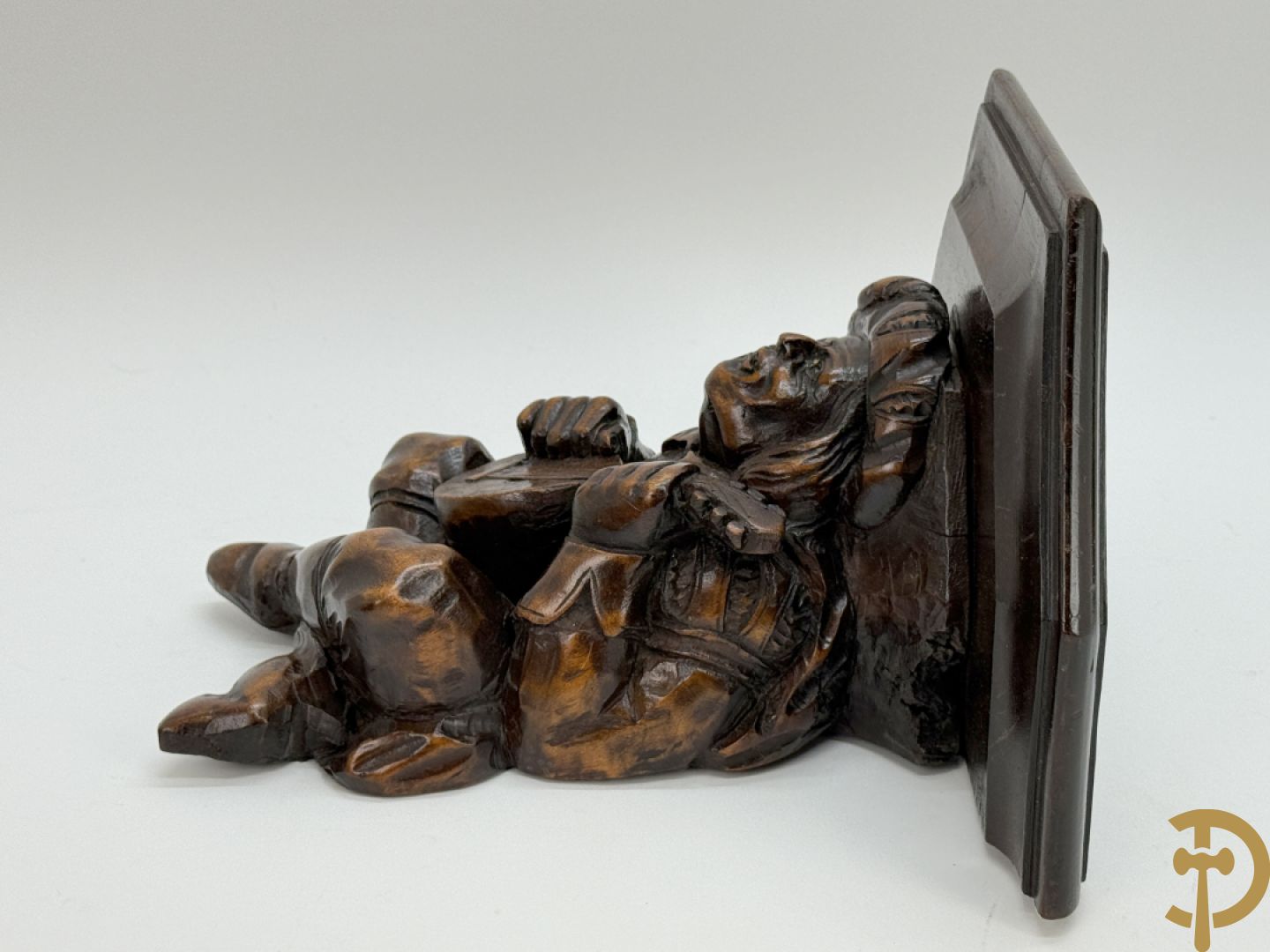 Massief eiken Engelse gesculpteerde baro- en thermometer + houtgesculpteerde console van narrenfiguur met basrelief