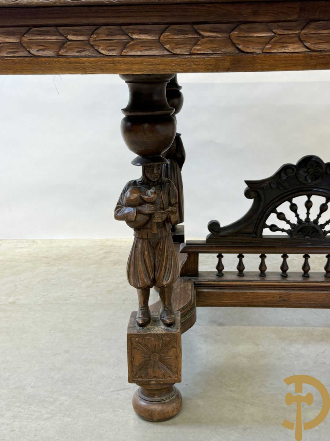 Massief eiken Bretoense eetkamer bestaande uit buffet met 3 deuren boven, 2 deuren onder, lades midden en gesculpteerde geanimeerde scènes + desserte + uittrekbare tafel + 6 stoelen + extra allonge