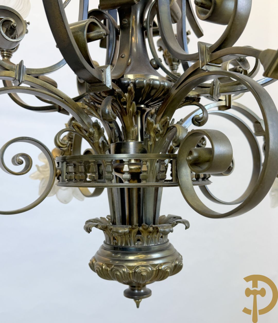 Massieve bronzen luchter met 8 lichtpunten en bezet met accanthusranken