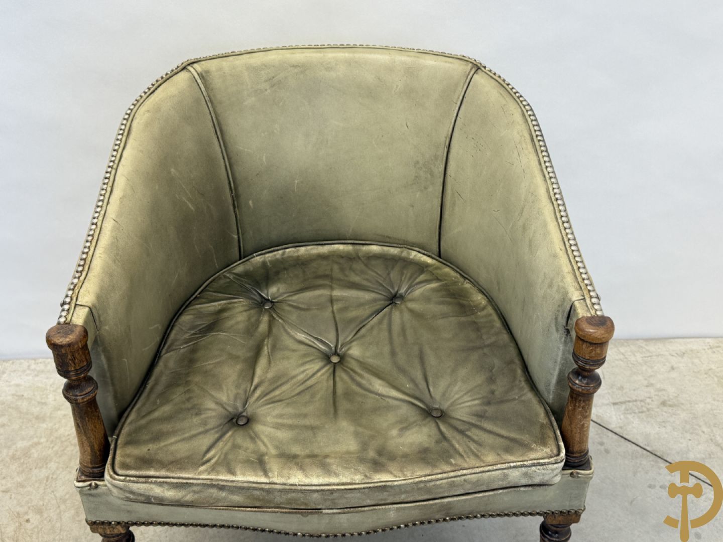 Twee kuipvormige lederen bergères