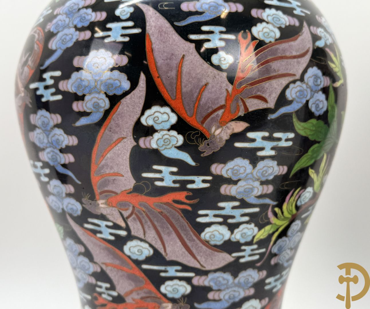 Paar cloisonévazen met bloemen en vogeldecor op zwarte fond - op houten sokkel