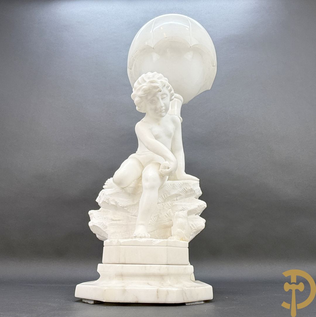 Albast beeld met meisje met poes en lamp