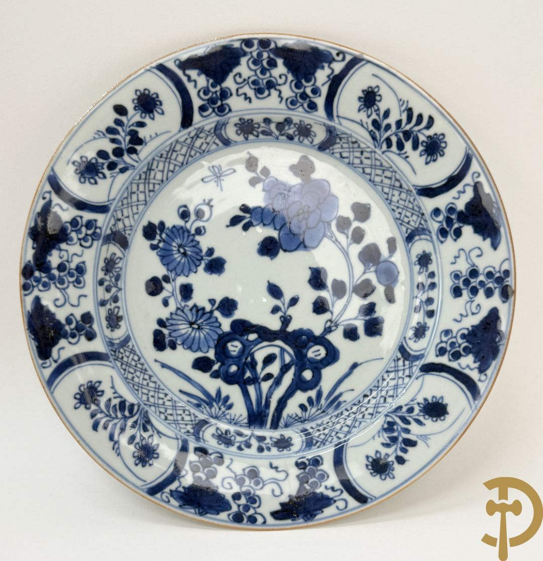 Acht Chinese porseleinen blauw/wit bordjes met bloemendecor, Kangxi