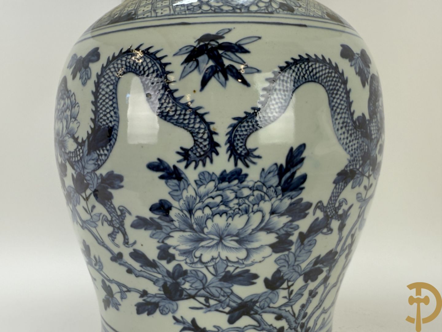 Paar Chinese blauw/witte porseleinen dekselvazen gedecoreerd met draken en bloemenmotieven, als lampadaire omgebouwd