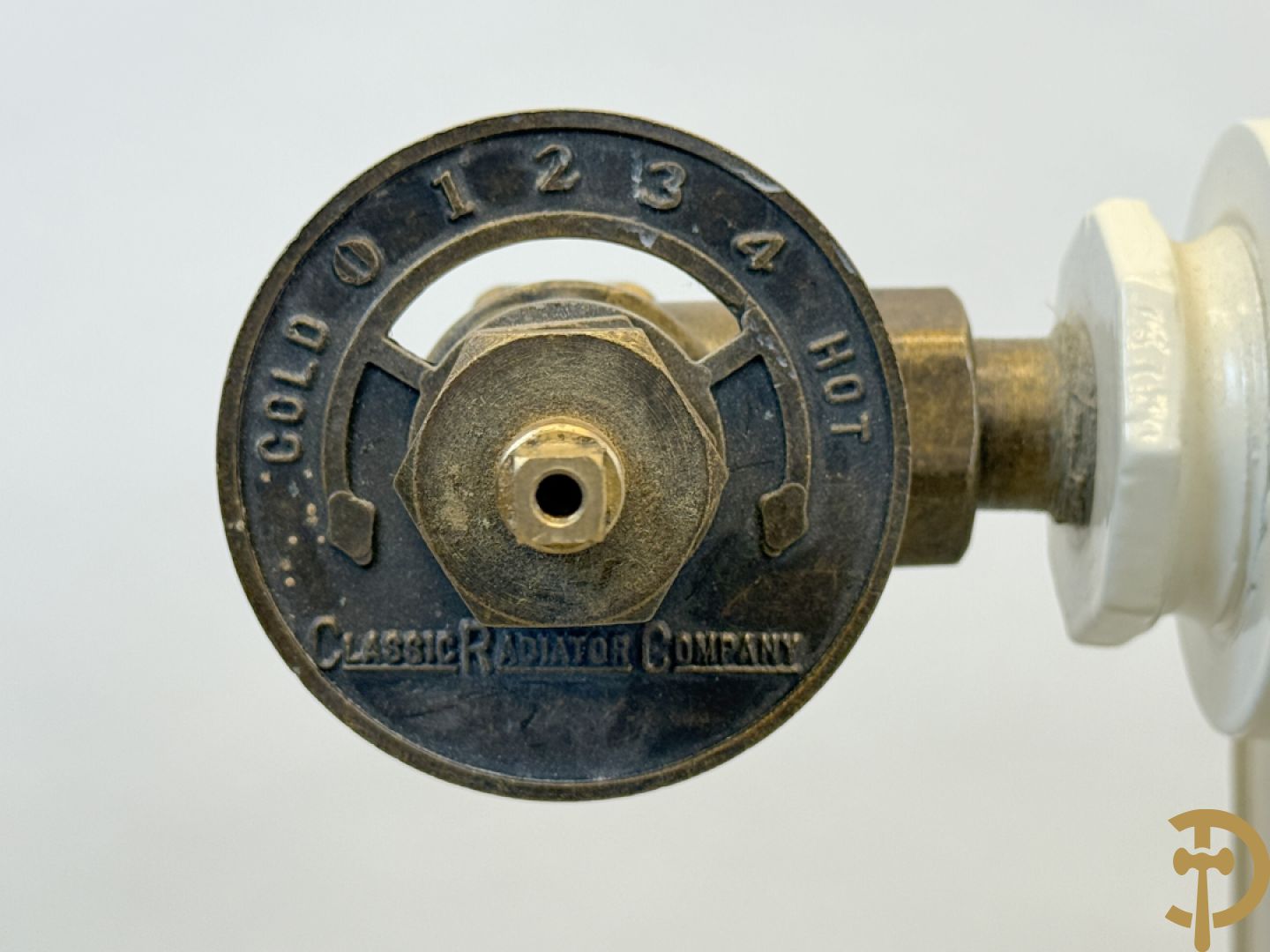 Gietijzeren Art Nouveau stijl radiator met 6 elementen op glazen pootjes - met bijhorende accessoires