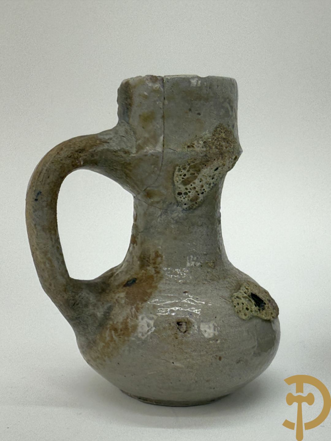 Vijf aardewerken Raeren kruiken + schaaltje