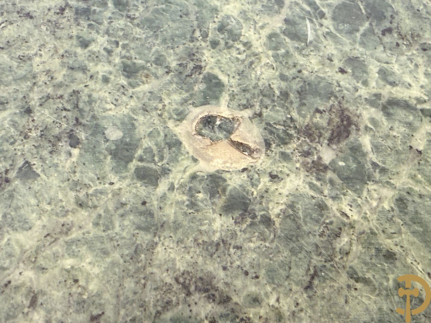 Console op bronzen poten met dameshoofden bezet, bovenaan met groen marmeren blad