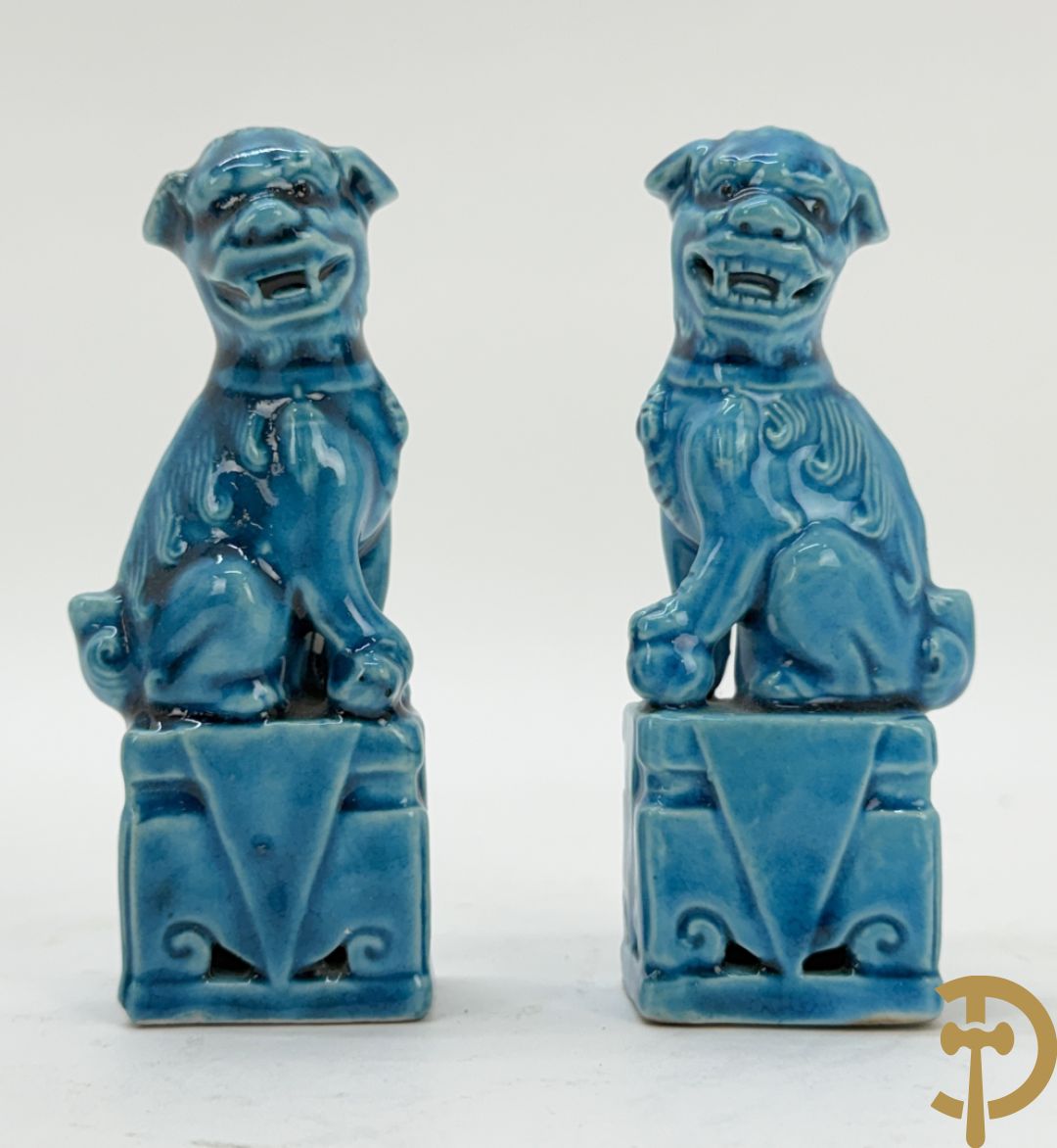 Chinese keramieken wijsgeer met staf + paar papegaaien in meerkleurige keramiek + 2 paar Aziatische keramieken fo-hondjes