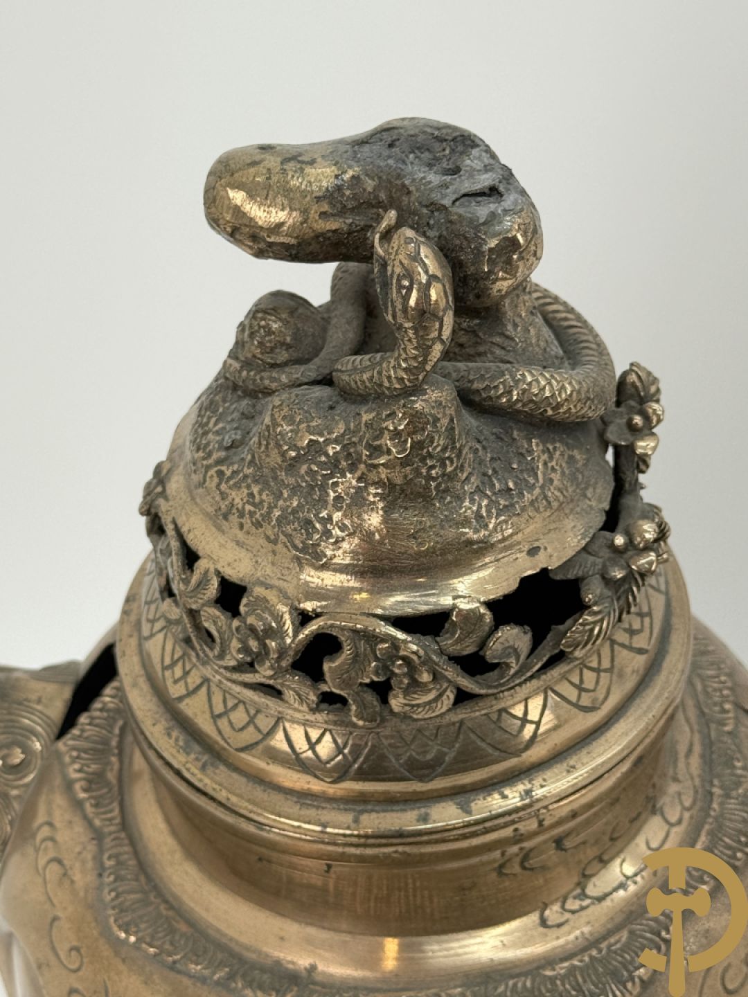 Vergulde bronzen Japanse brule parfum met vogelmotieven en bovenaan met slang bezet