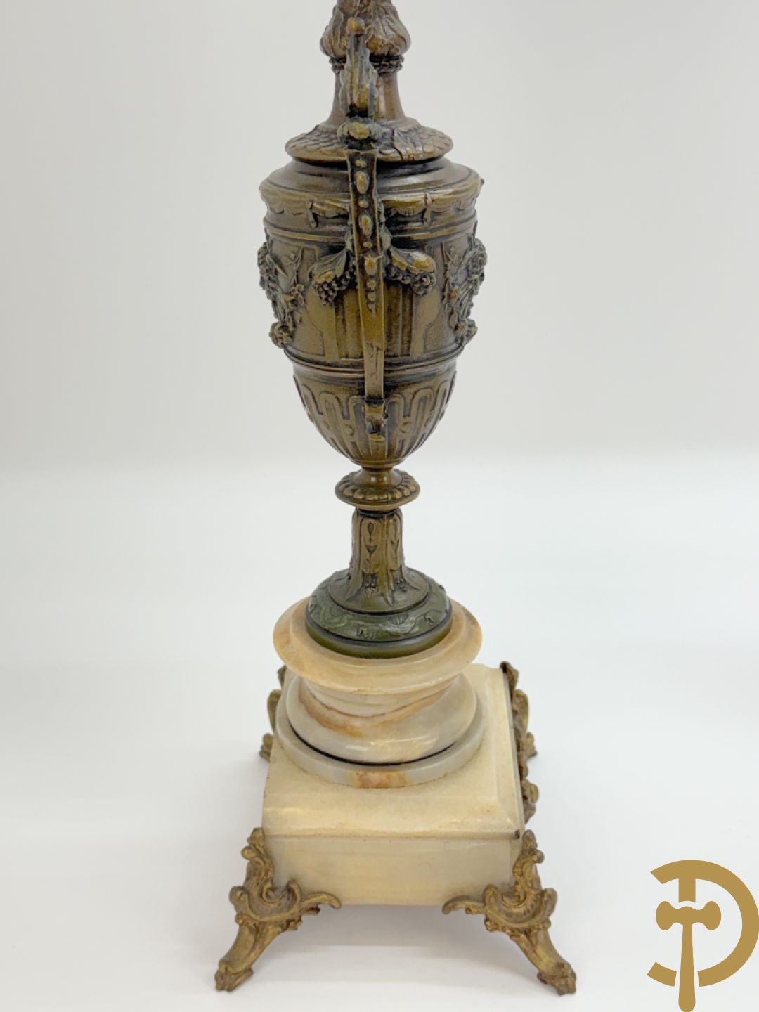 Driedelige zamak garnituur bestaande uit pendule met cupido en dame geflankeerd door paar vijfarmige kandelaars, Bruchon getekend