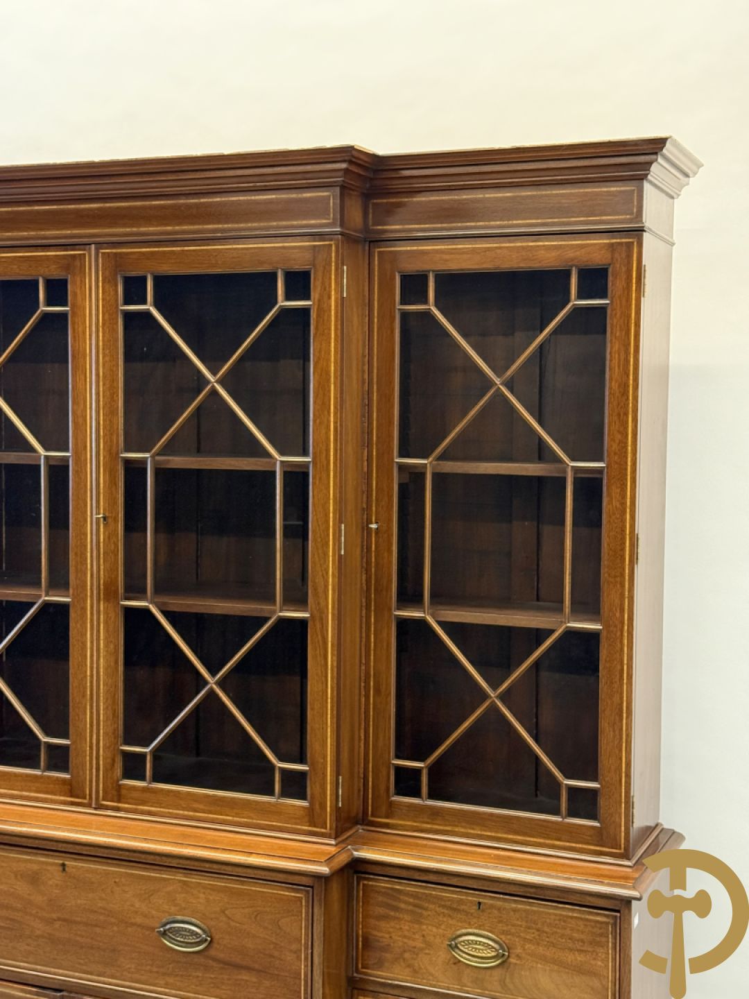 Notelaren Engelse stijl breakfront met ingebouwde secretaire, bovenaan met vitrine en decor van amfoorvazen op de deuren