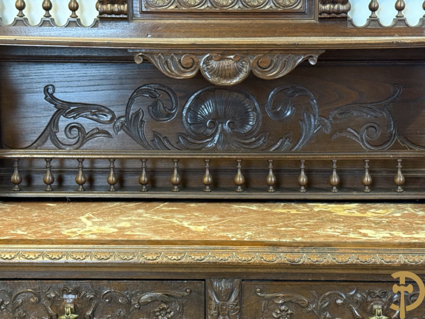 Massief eiken Bretoense eetkamer bestaande uit buffet met 3 deuren boven, 2 deuren onder, lades midden en gesculpteerde geanimeerde scènes + desserte + uittrekbare tafel + 6 stoelen + extra allonge