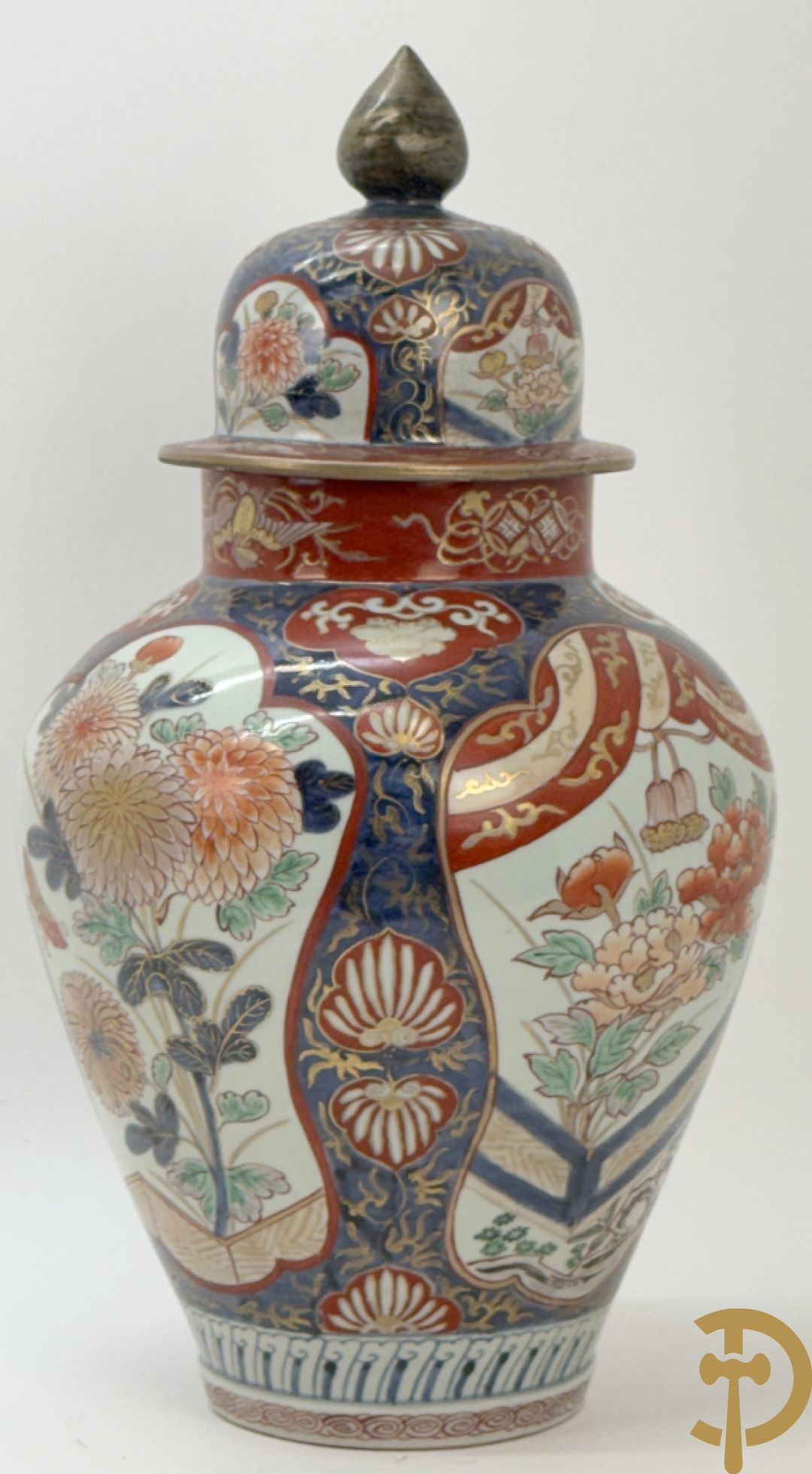 Japanse imari dekselpotiche met rood/blauw decor van bloemen in cartouches