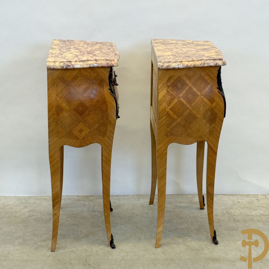 Paar notelaren bijzetkastjes met 2 lades en bezet met bronsbeslag, bovenaan met marmeren blad, op voluutvormige poten