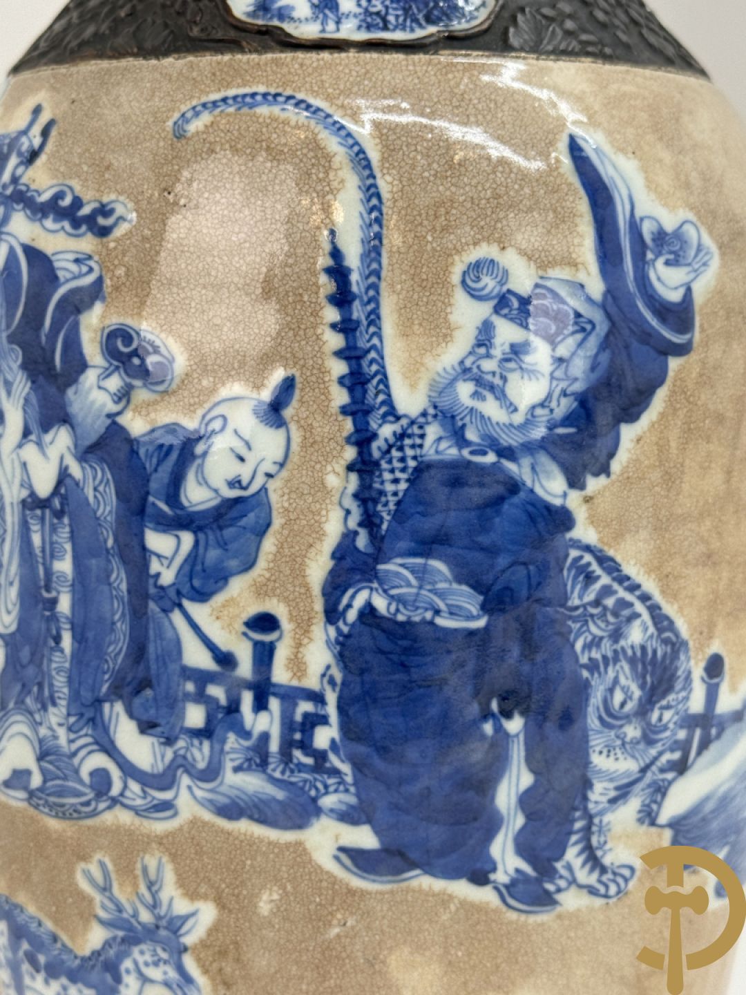 Antieke Chinese Nankin vaas met decor van wijsgeren, onderaan bezet met hert en bovenaan met pioenrozen