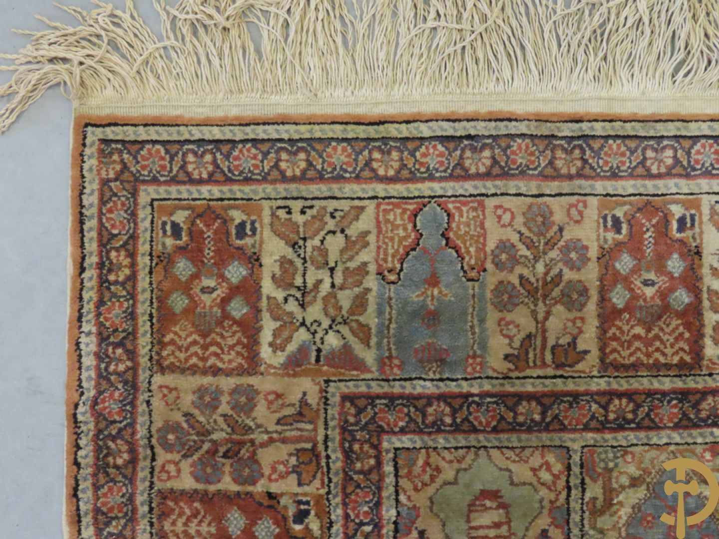 Oosters handgeknoopt tapijt met ruitvormige patronen met planten en dierenmotieven