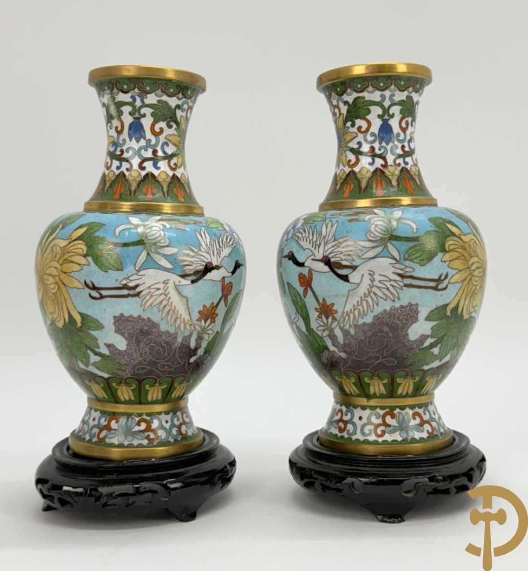 Paar ballustervormige cloisonévazen met decor van vogels en bloemen - op houten sokkel + paar kleine cloisonévazen met vogel en bloemendecor - op houten sokkel