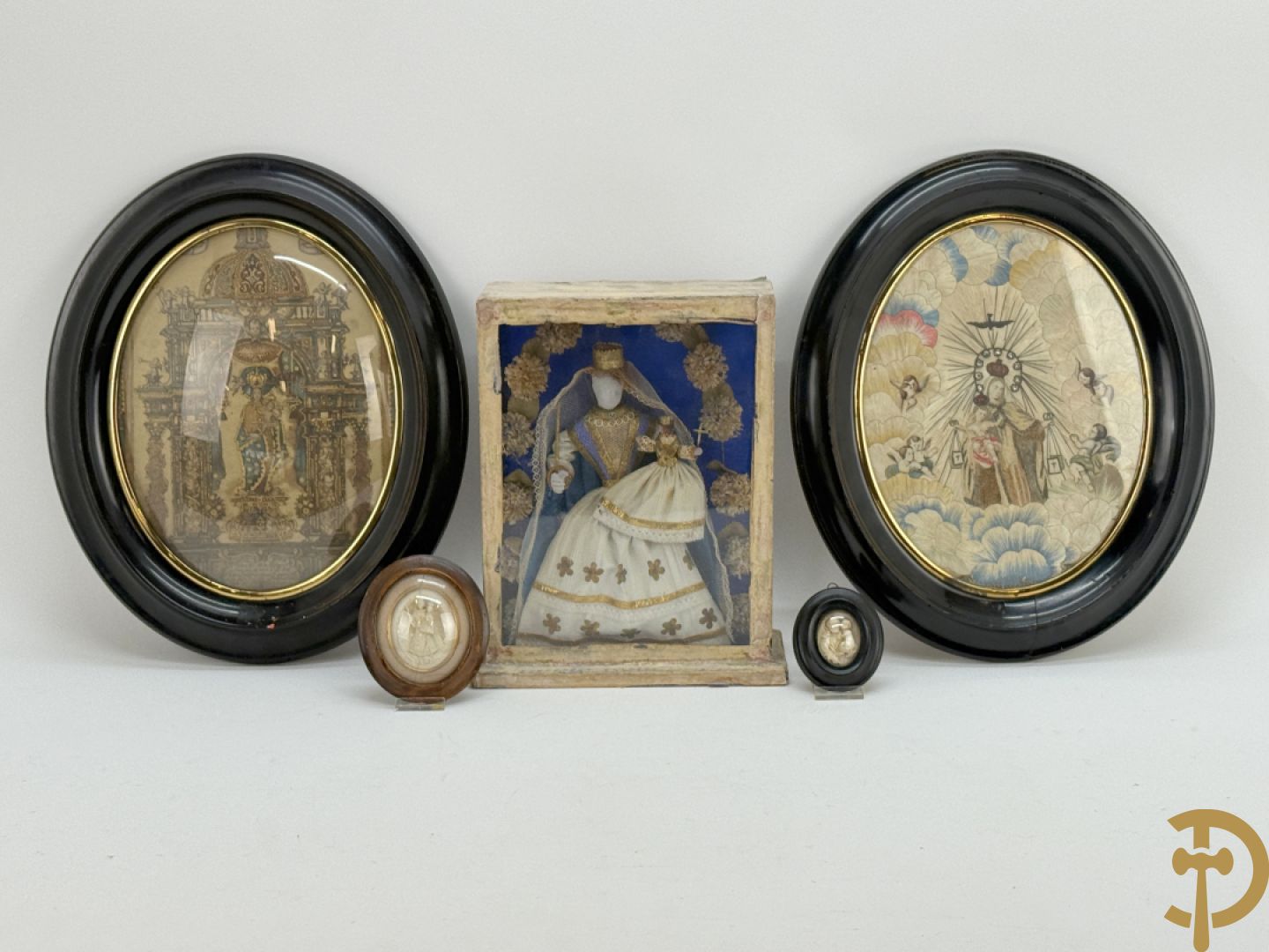 Voorstelling van Madonna met kind, deels verguld, deels geaquarelleerd - in ovale lijst + Voorstelling van Madonna met kind in textielwerk in ovale lijst + Madonna met kind in glazen kastje+ 2 kleine ovale medaillons in pijpaarde