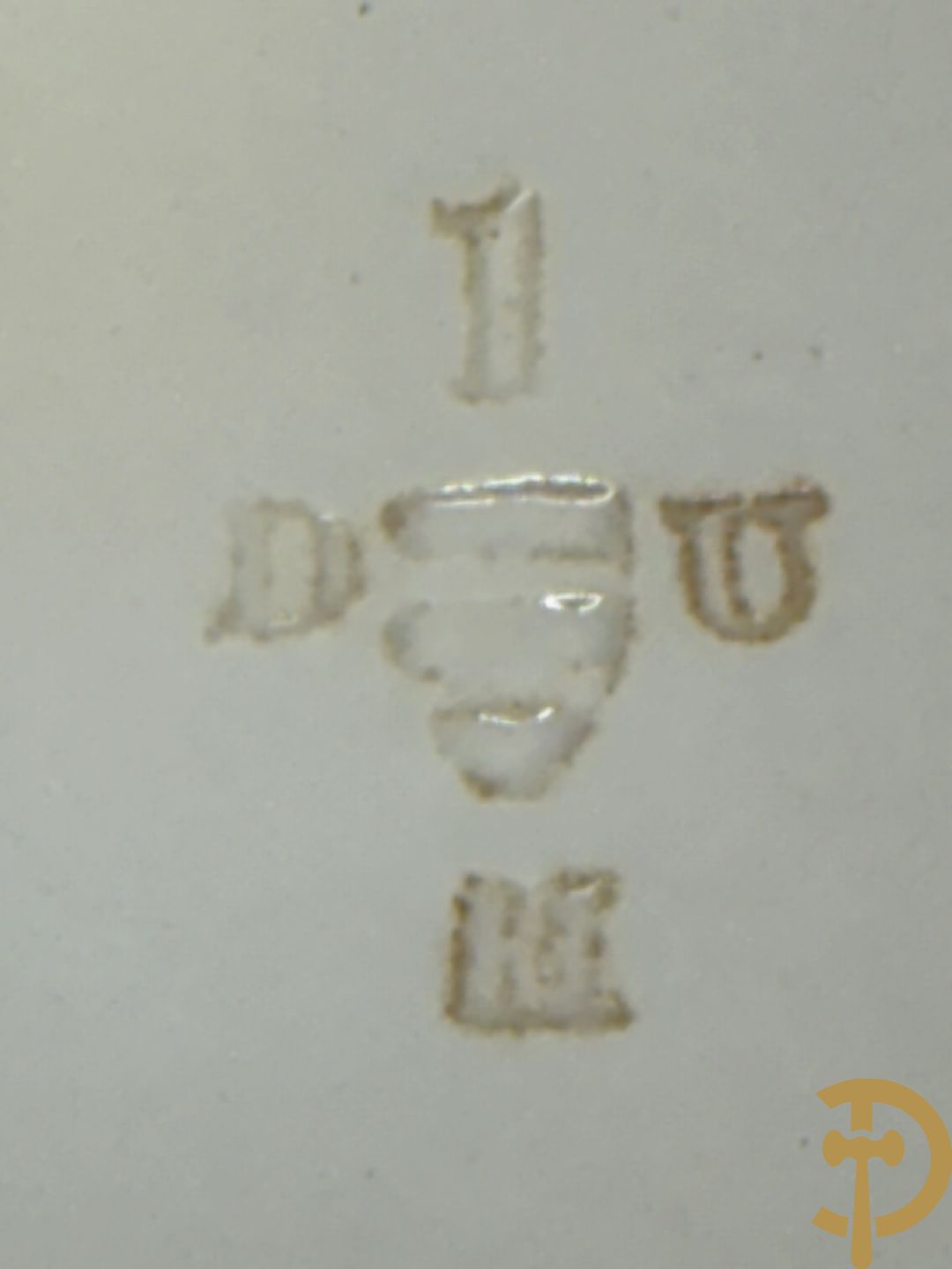 Keramieken boterschaal gehouden in houten gesculpteerde omranding met accanthusranken, onderaan gemerkt Waechtersbach