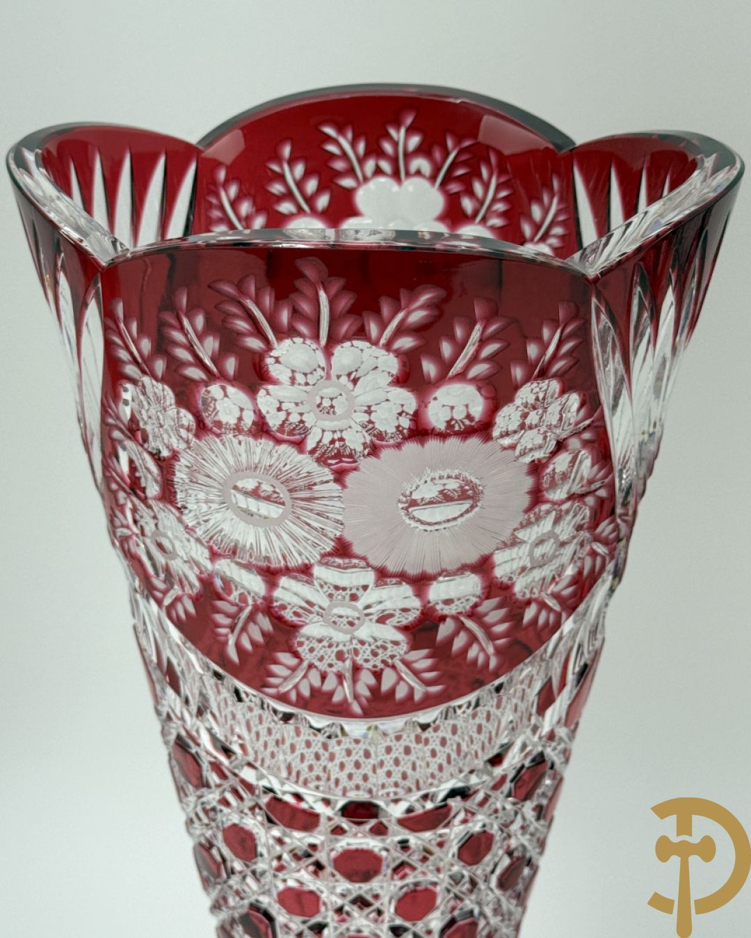 Paar rood kristallen geslepen Boheemse vazen met bloemendecor