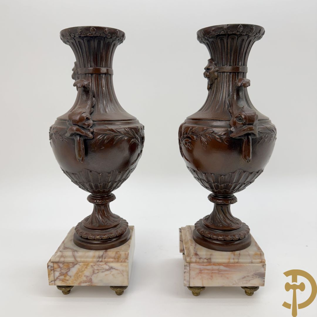 Driedelige zamak garnituur bestaande uit pendule 