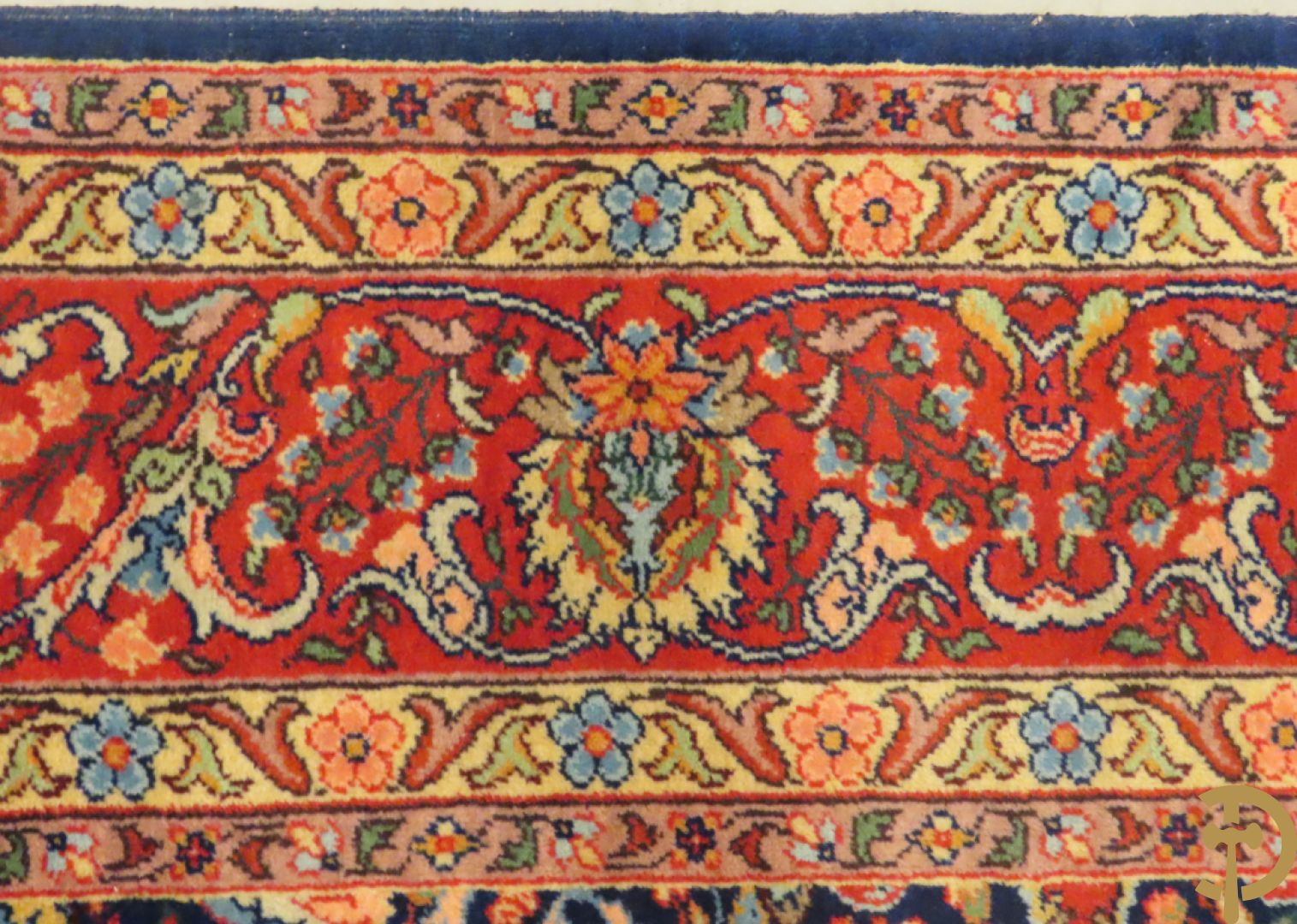 Oosters handgeknoopt tapijt met meanderend geometrisch motief en accanthusranken op blauwe fond