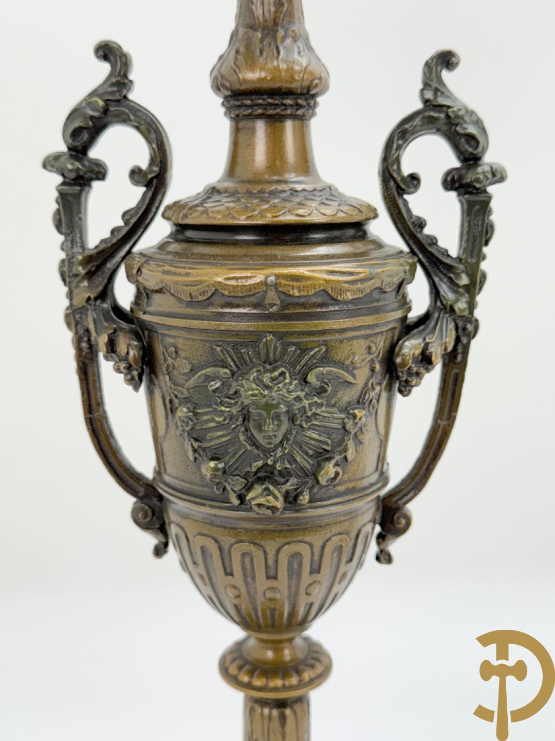 Driedelige zamak garnituur bestaande uit pendule met cupido en dame geflankeerd door paar vijfarmige kandelaars, Bruchon getekend