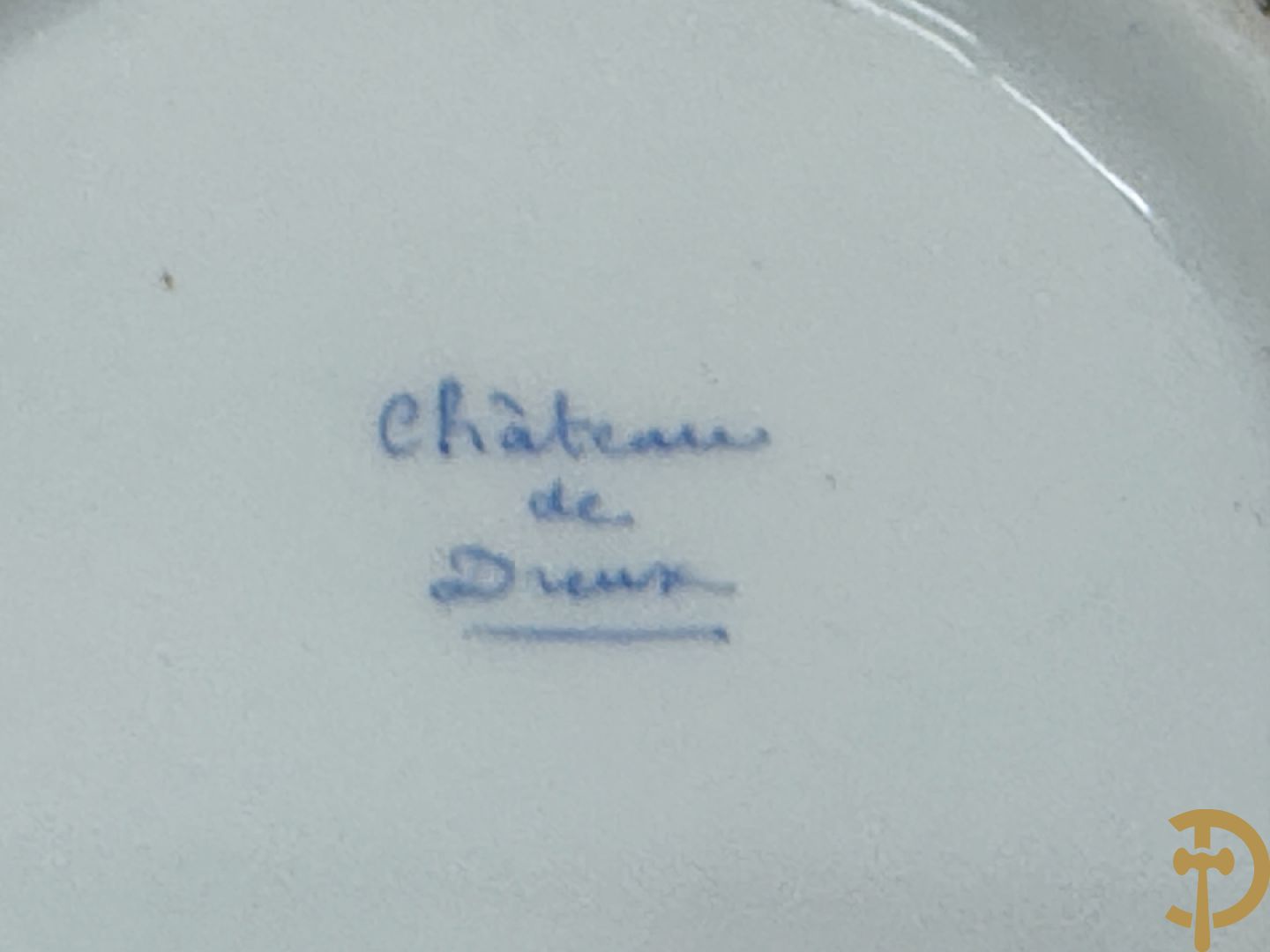 Paar Vieux Bruxelles cornetvazen met religieuse symboliek + grote tas op onderschaal + amfoorvaas