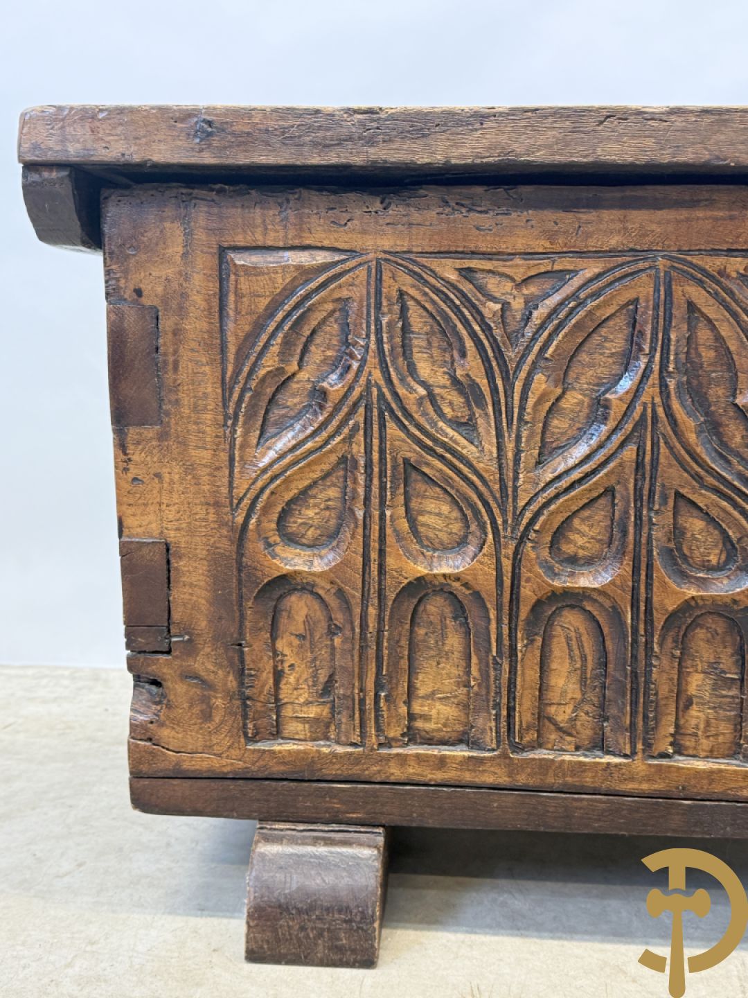 Spaanse rustieke koffer met ijzersmeedwerk en gotische ornamenten