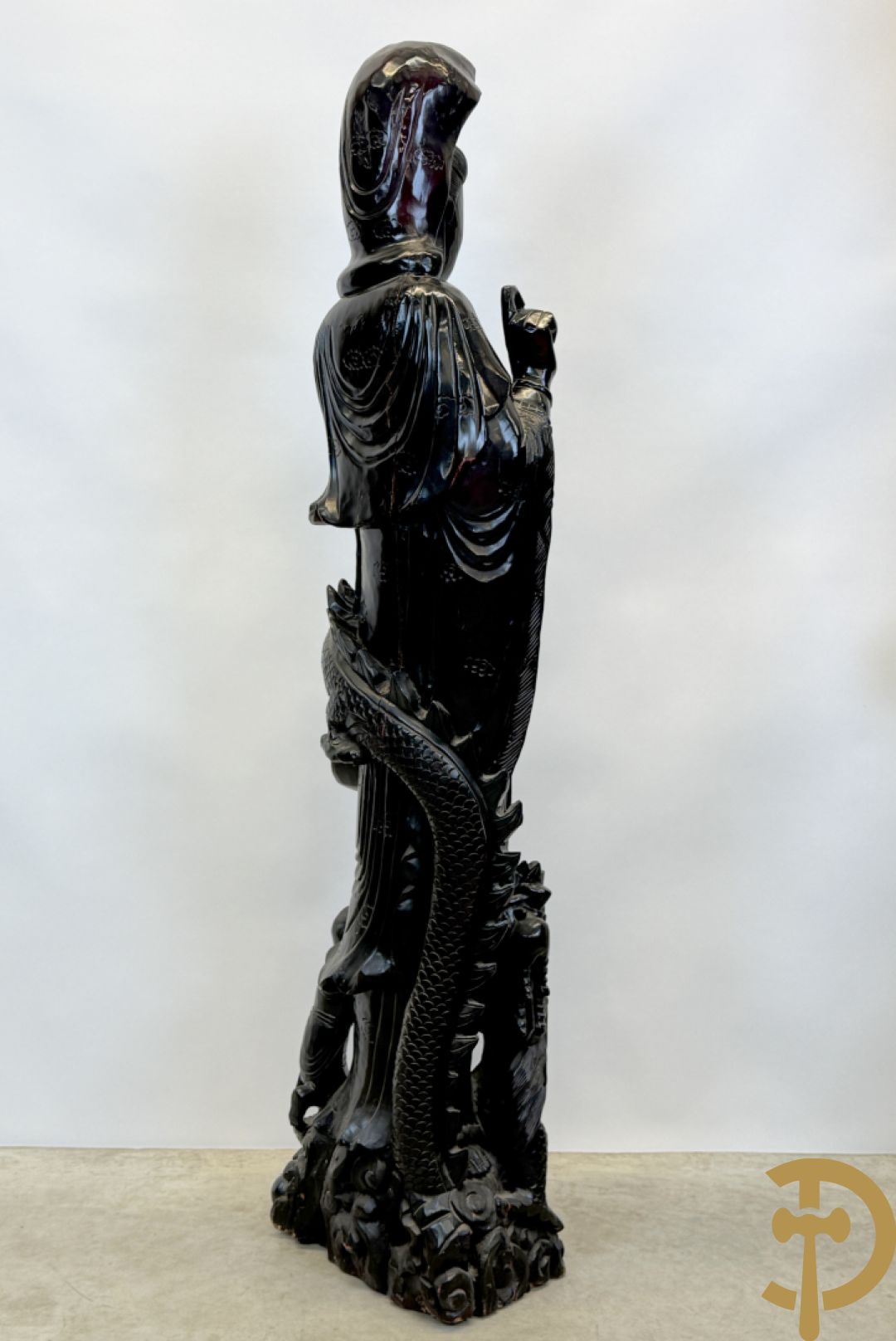 Aziatische houtsculptuur van Guanying met lotusbloem en drakenfiguur aan de voet