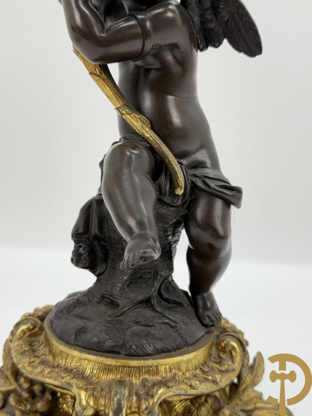 Bronzen cupido dragende een zevenarmige kandelaar