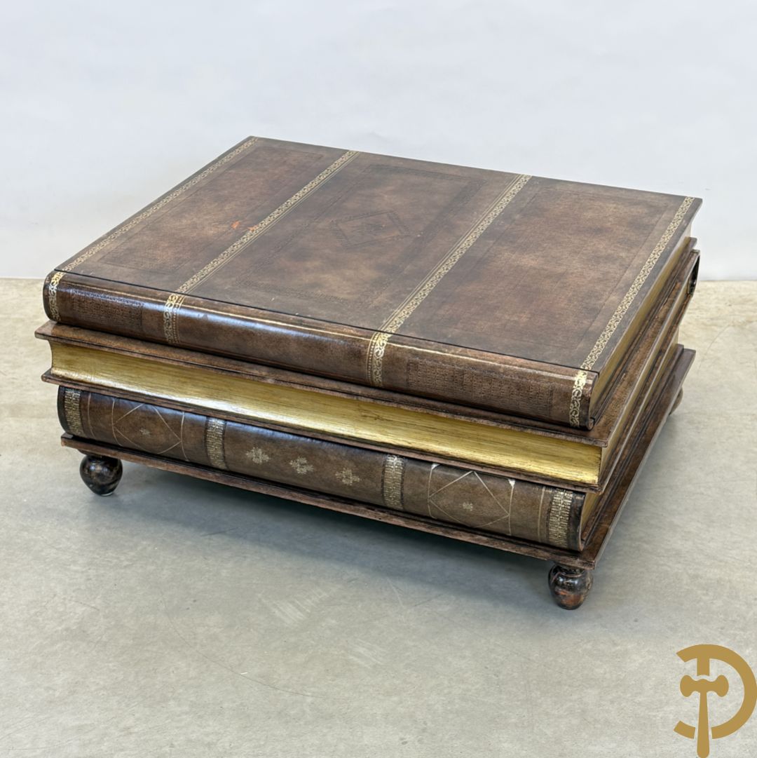 Salontafel met leder bekleed in de vorm van 3 op elkaar gestapelde boeken