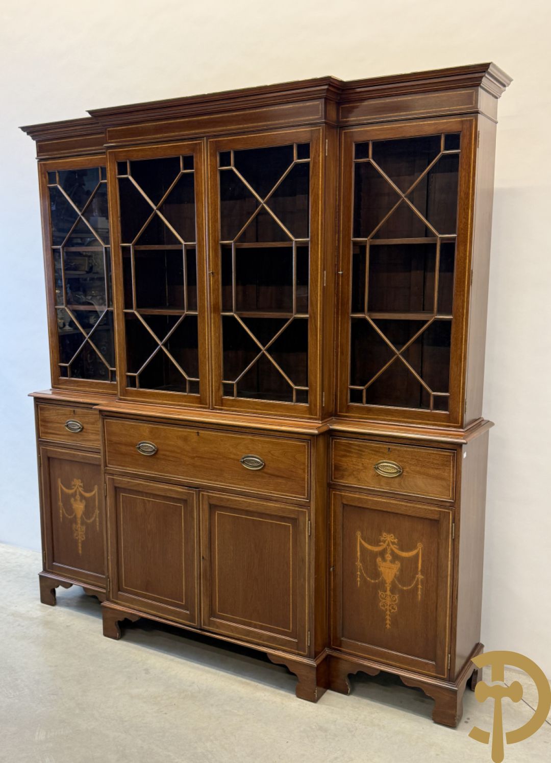 Notelaren Engelse stijl breakfront met ingebouwde secretaire, bovenaan met vitrine en decor van amfoorvazen op de deuren