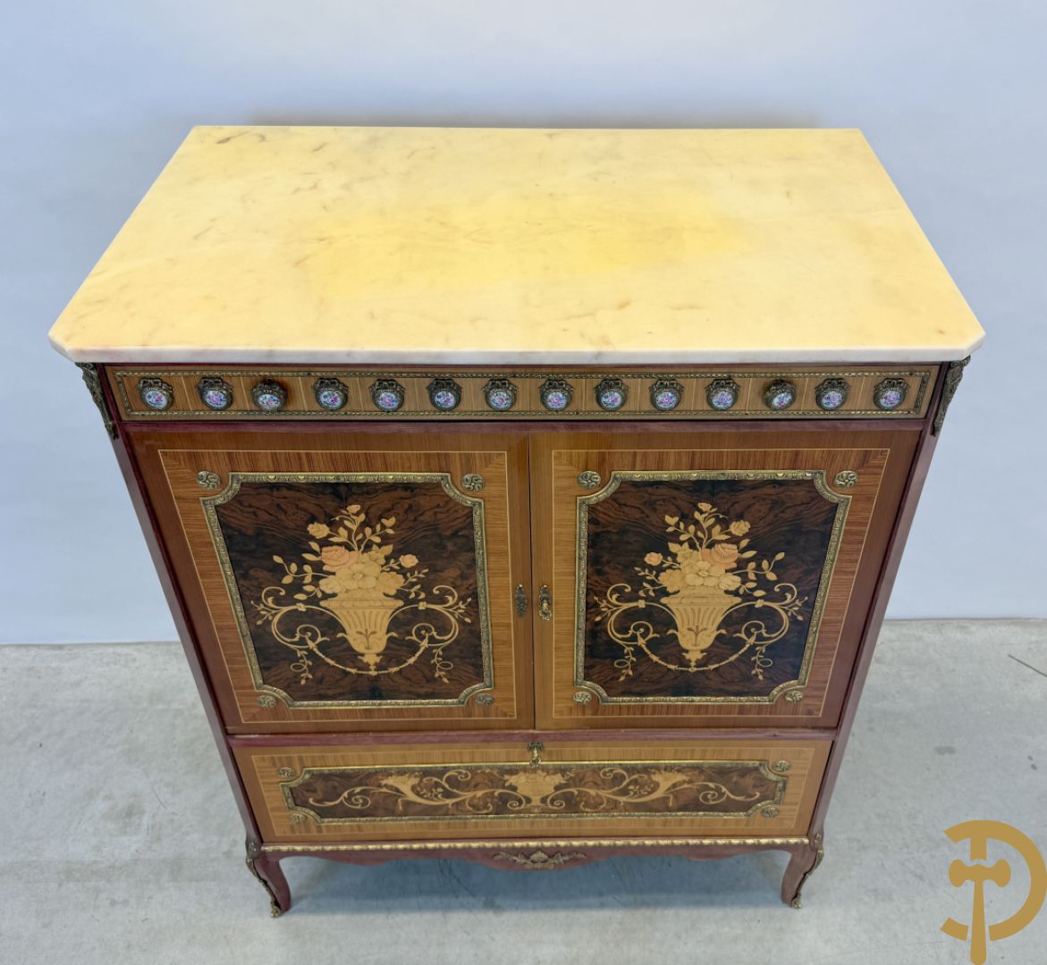 Notelaren TV/barmeubel bezet met bloemenmarquetterie en bronzen ornamenten met porseleinen plakkettes