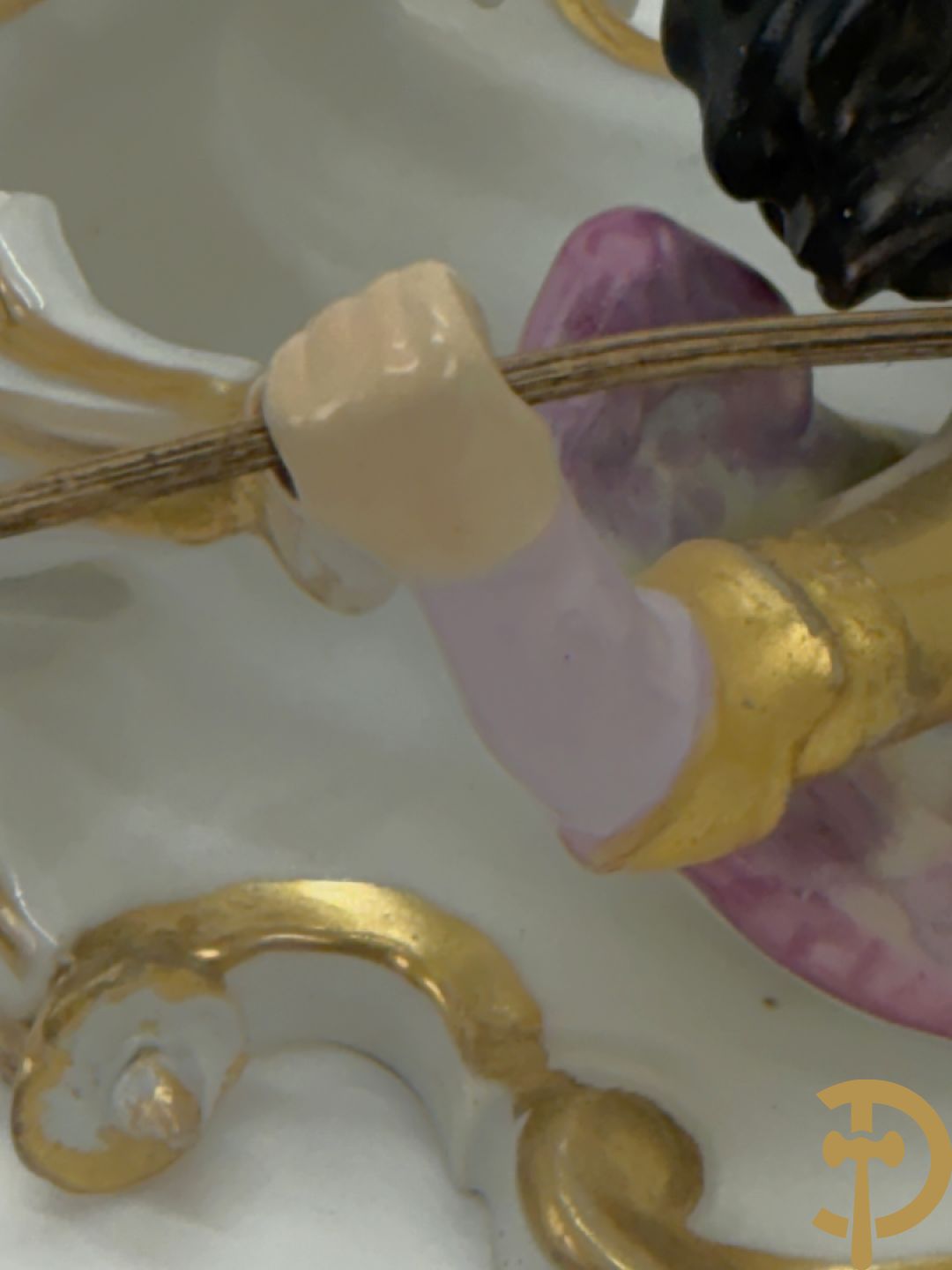 Meerkleurig Vieux Paris wijwatervat met Sint Michael doodt de draak