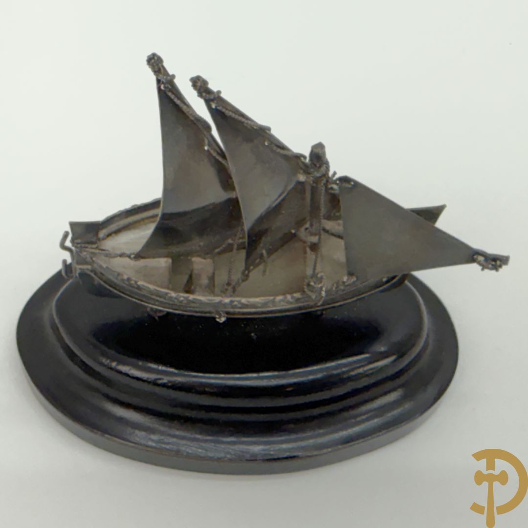 Massief zilveren zeilbootje op houten sokkel
