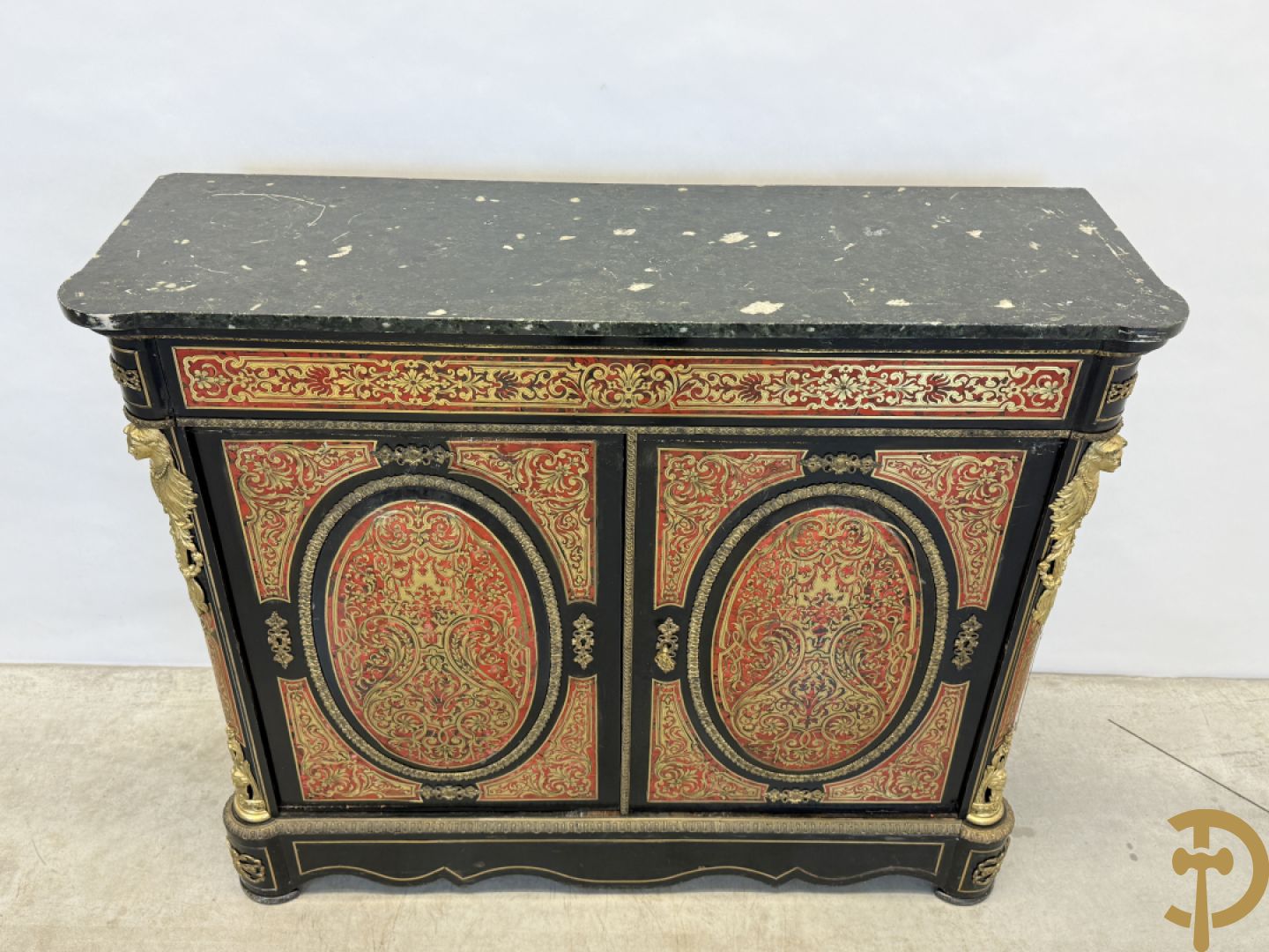 Napoleon III tweedeursdresse bezet met bronzen ornamenten van dameshoofden - paar ovale medaillons in de deuren, alles bezet met Boulle techniek - bovenaan met marmeren blad