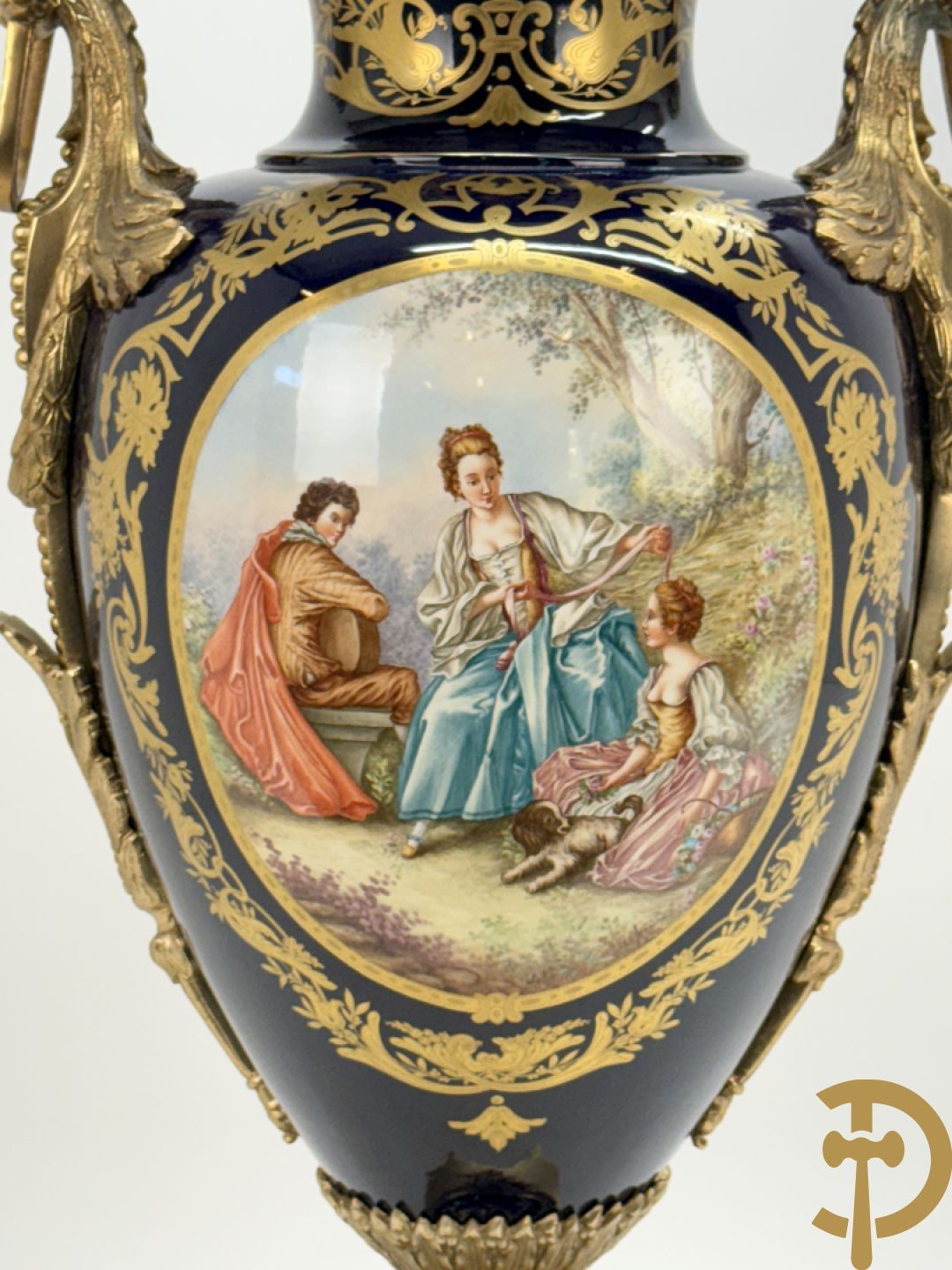 Vuurvergulde bronzen amfoorvaas met basrelief van dame en bezet met cupido