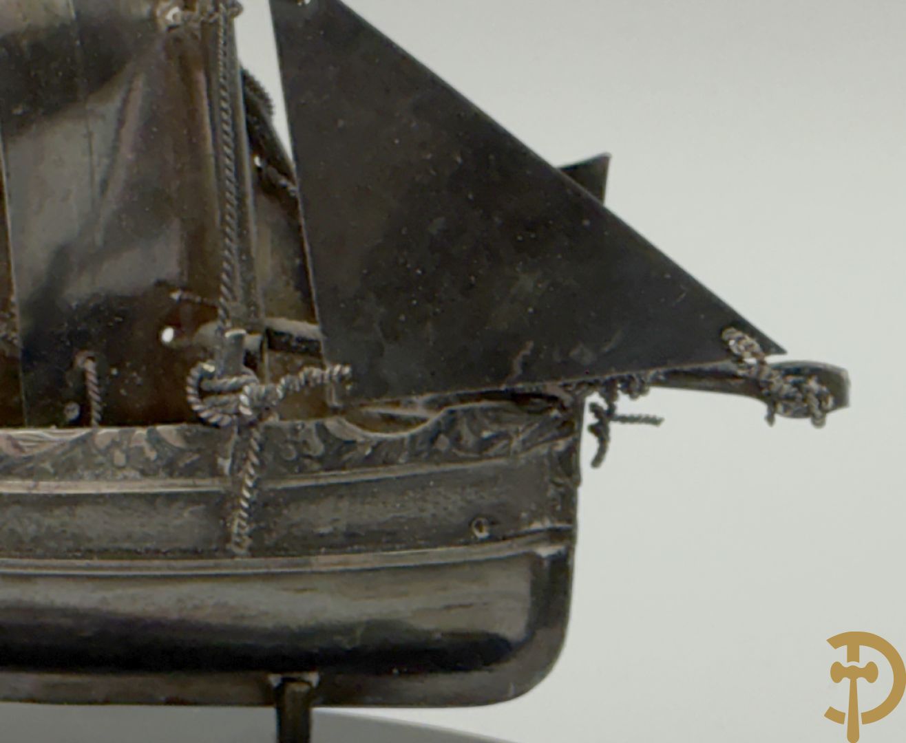 Massief zilveren zeilbootje op houten sokkel