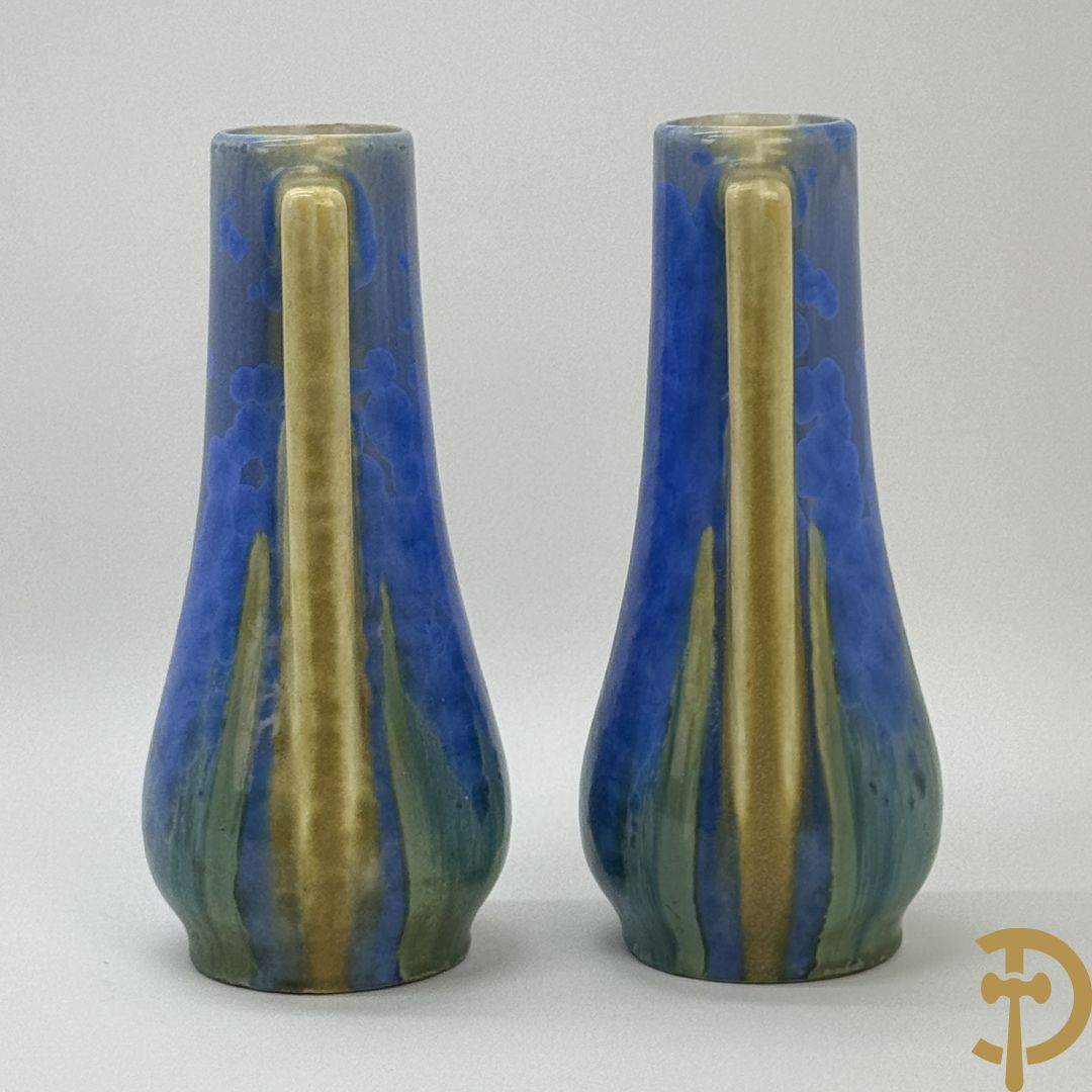 Paar Art deco vazen in meerkleurige keramiek, Pierrefonds (Oise streek), onderaan getekend V H