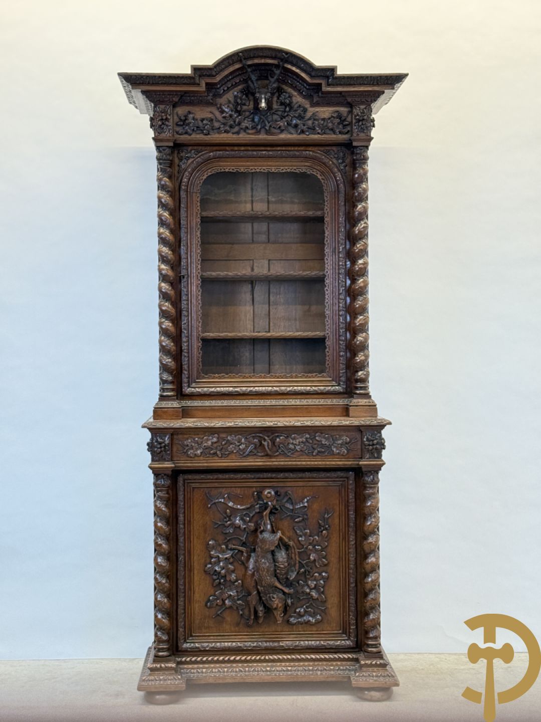 Massief eiken jacht deux-corps, bovenaan met vitrine, zijdelings met getorste zuilen, onderaan met sculptuur van everzwijn en eikebladranken